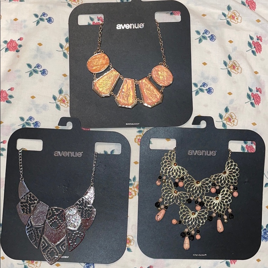 Bundle Of Avenue Necklaces 20$